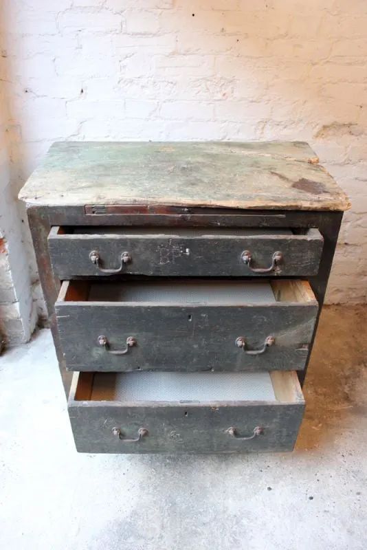 A Fantastic George III c.1780 Estate-Made Provincial Oak Chest of Drawers